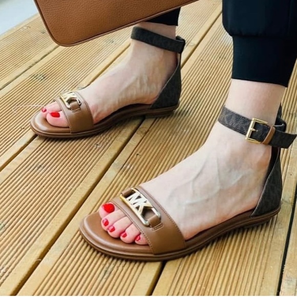 Like new! Michael Kors Camila Logo Trim Sandals – Size 6.5M - Picture 10 of 10